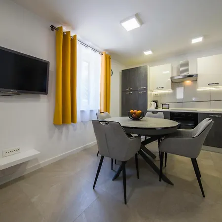 A-more Apartment Split